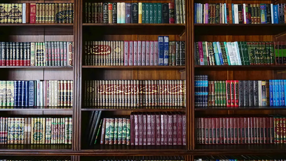 Bibliothèque d'ouvrages islamiques classiques, dont les écrits d'Ahmad ibn Hanbal, sources des grands savants sur le mauvais œil